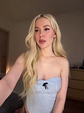 Snapshot of xDinnax chatting on 12/01/25, 05:45 xDinnax online show from 12/01/25, 05:45