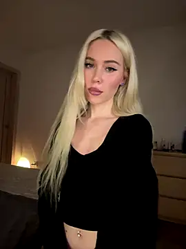 Snapshot of xDinnax chatting on 12/15/25, 03:49 xDinnax online show from 12/15/25, 03:49