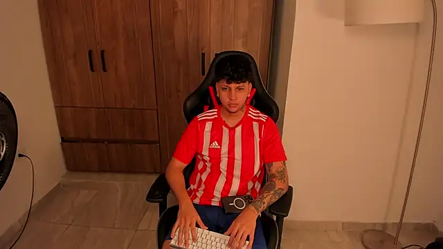 Snapshot of Jake_simons chatting on 12/03/25, 08:18 Jake simons online show from 12/03/25, 08:18