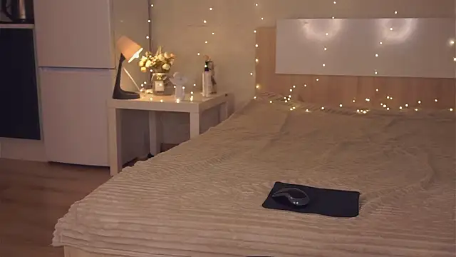 missbeatriss online show from 12/14/24, 04:09