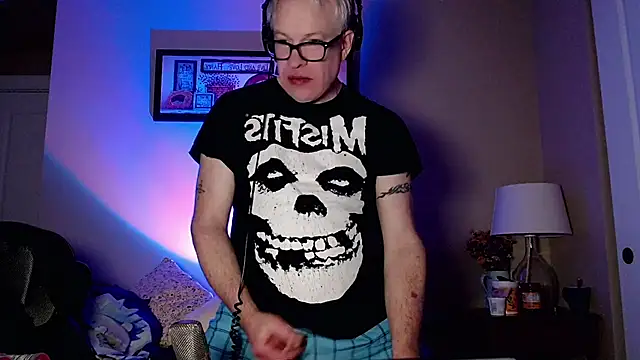 Snarfle82 online show from 11/23/25, 02:17