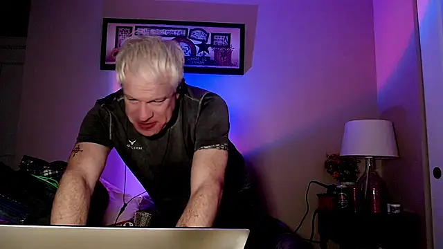 Snarfle82 online show from 12/15/25, 08:51