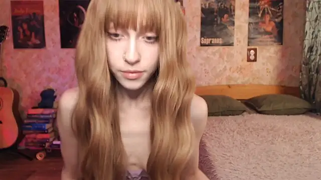 Snapshot of Friendly_Ellie chatting on 11/16/25, 12:16 Friendly Ellie online show from 11/16/25, 12:16