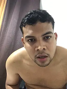 Snapshot of ElsecretodeBruno chatting on 10/27/25, 12:04 ElsecretodeBruno online show from 10/27/25, 12:04