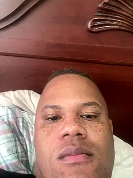 Snapshot of Iced_cloudz chatting on 12/16/25, 04:01 Iced cloudz online show from 12/16/25, 04:01