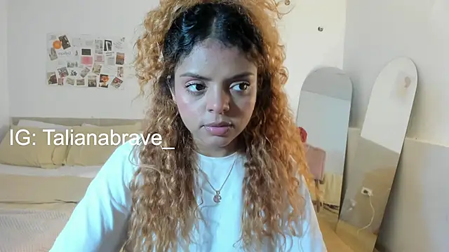 Snapshot of ValienteGirl_ chatting on 10/31/25, 02:56 ValienteGirl online show from 10/31/25, 02:56