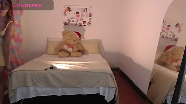 Snapshot of ValienteGirl_ chatting on 11/26/25, 03:40 ValienteGirl online show from 11/26/25, 03:40