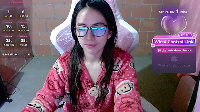 Snapshot of Maggie_Fox3 chatting on 05/18/26, 12:29 Maggie Fox3 online show from 05/18/26, 12:29