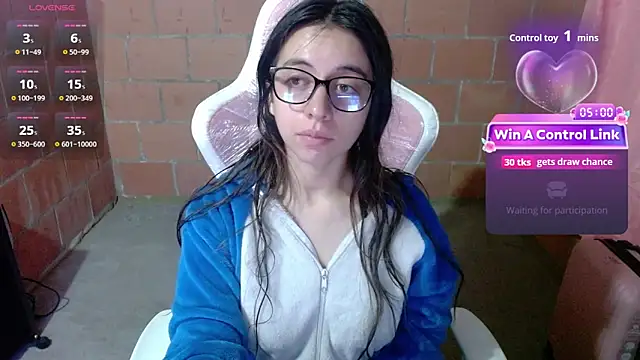 Snapshot of Maggie_Fox3 chatting on 05/25/26, 01:00 Maggie Fox3 online show from 05/25/26, 01:00
