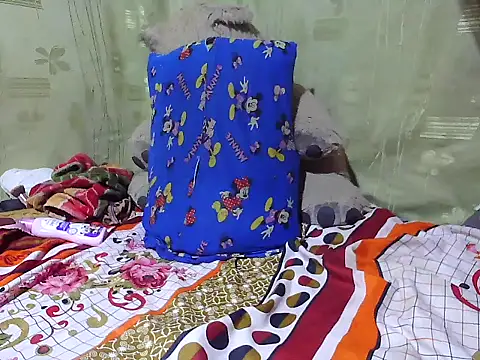 Snapshot of Alora-shine chatting on 02/06/25, 10:21 Alora-shine online show from 02/06/25, 10:21