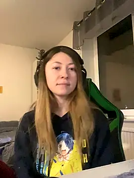 Snapshot of chibi_moon_ chatting on 12/22/25, 07:00 chibi moon online show from 12/22/25, 07:00