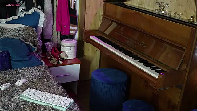 Snapshot of VanessaDoyle chatting on 09/18/25, 02:19 VanessaDoyle online show from 09/18/25, 02:19