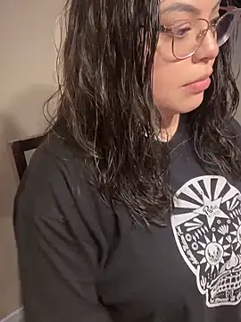 Snapshot of drizzypeach602 chatting on 01/19/25, 03:18 drizzypeach602 online show from 01/19/25, 03:18