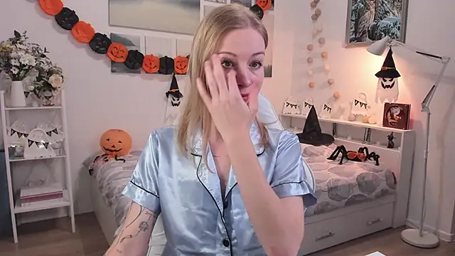 Snapshot of MissRightX chatting on 10/27/25, 10:08 MissRightX online show from 10/27/25, 10:08