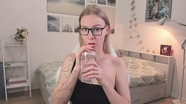 Snapshot of MissRightX chatting on 11/04/25, 10:47 MissRightX online show from 11/04/25, 10:47