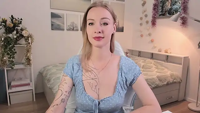 Snapshot of MissRightX chatting on 11/12/25, 10:15 MissRightX online show from 11/12/25, 10:15