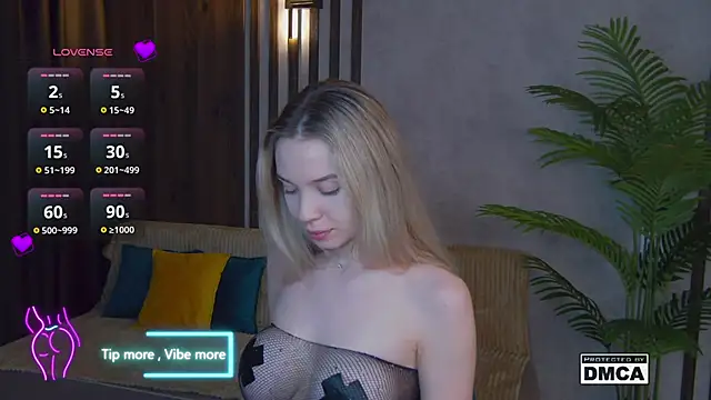 Snapshot of Holl1Would chatting on 02/01/25, 06:43 Holl1Would online show from 02/01/25, 06:43