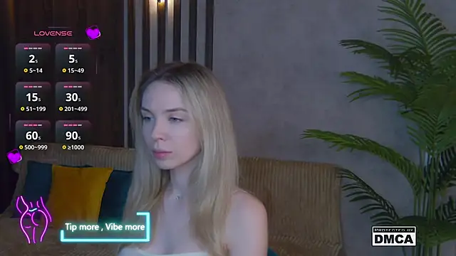 Snapshot of Holl1Would chatting on 02/01/25, 07:44 Holl1Would online show from 02/01/25, 07:44