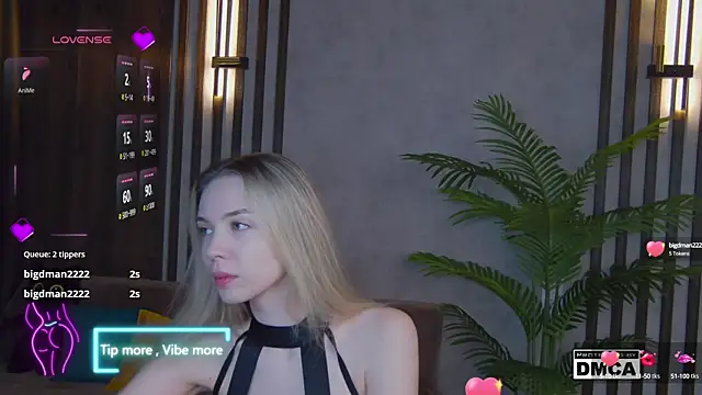 Snapshot of Holl1Would chatting on 02/13/25, 04:22 Holl1Would online show from 02/13/25, 04:22