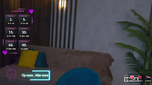 Snapshot of Holl1Would chatting on 03/14/25, 03:48 Holl1Would online show from 03/14/25, 03:48