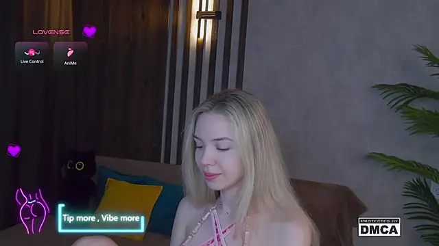 Snapshot of Holl1Would chatting on 03/19/25, 03:41 Holl1Would online show from 03/19/25, 03:41