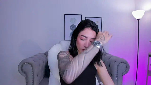 Snapshot of barbie_scoth_ chatting on 12/18/25, 04:24 barbie scoth online show from 12/18/25, 04:24