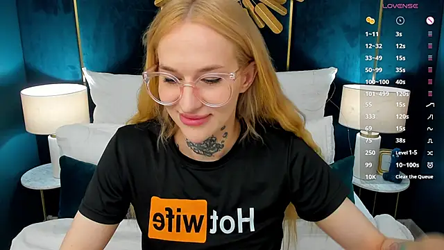 Snapshot of SarahLust chatting on 05/17/26, 12:23 SarahLust online show from 05/17/26, 12:23