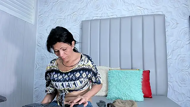 Snapshot of Cleopatra_Trans chatting on 12/18/25, 01:06 Cleopatra Trans online show from 12/18/25, 01:06