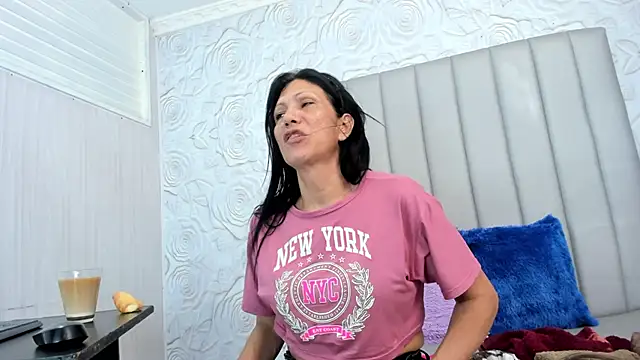 Snapshot of Cleopatra_Trans chatting on 01/17/26, 01:16 Cleopatra Trans online show from 01/17/26, 01:16