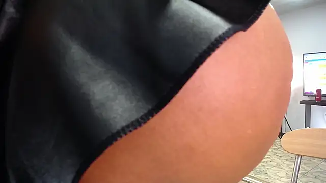 Snapshot of S_Mia chatting on 01/28/25, 05:54 S Mia online show from 01/28/25, 05:54