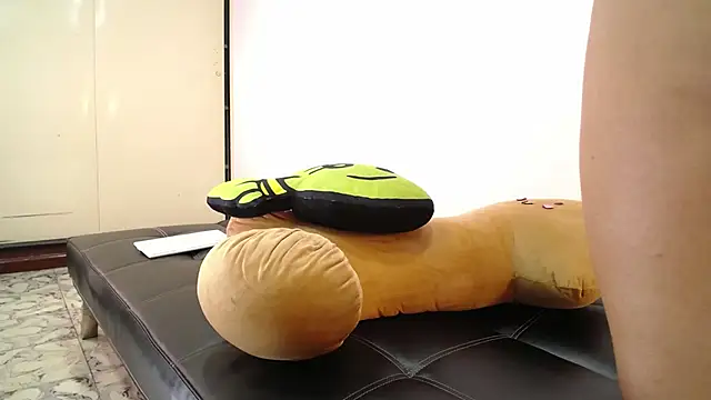 Snapshot of S_Mia chatting on 10/25/25, 01:18 S Mia online show from 10/25/25, 01:18