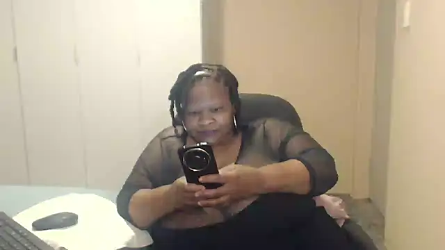 Snapshot of sweetnoziexx chatting on 09/24/25, 03:37 sweetnoziexx online show from 09/24/25, 03:37