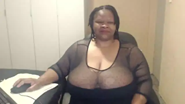 Snapshot of sweetnoziexx chatting on 10/28/25, 05:11 sweetnoziexx online show from 10/28/25, 05:11