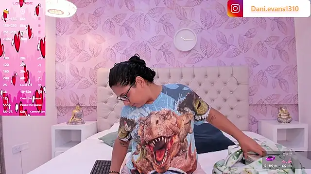 DanielleEvans  online show from 02/12/25, 11:29