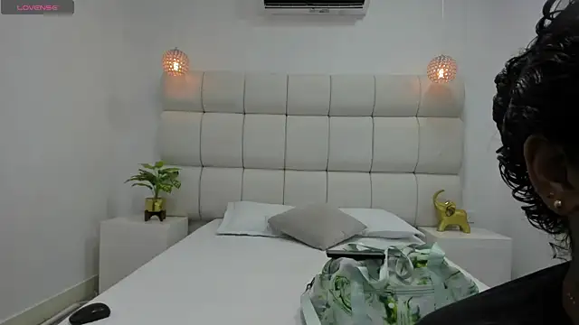 DanielleEvans  online show from 11/11/25, 11:21