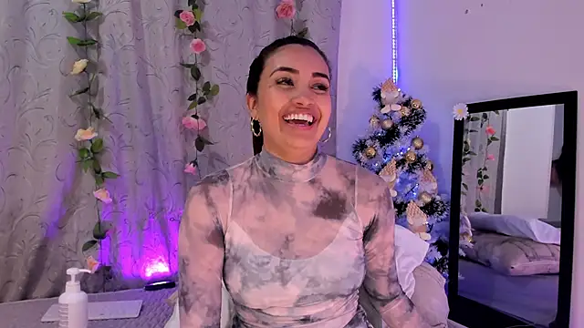 aisha es online show from 12/18/24, 02:32