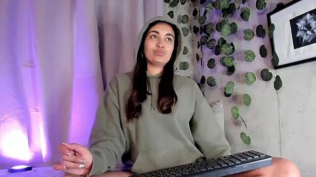 aisha es online show from 03/18/25, 09:10