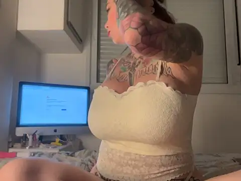 Snapshot of SabrinaRussel chatting on 03/11/25, 09:04 SabrinaRussel online show from 03/11/25, 09:04