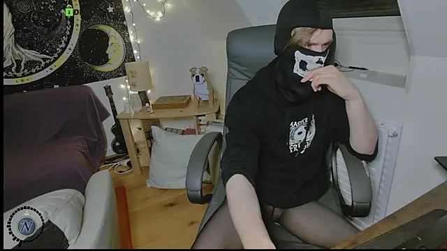 Snapshot of Nyl0nnickb0y chatting on 12/01/25, 09:20 Nyl0nnickb0y online show from 12/01/25, 09:20