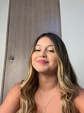 Snapshot of lunablossom_ chatting on 12/14/24, 01:06 lunablossom online show from 12/14/24, 01:06