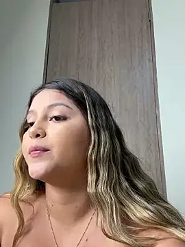 Snapshot of lunablossom_ chatting on 01/15/25, 01:02 lunablossom online show from 01/15/25, 01:02