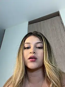 Snapshot of lunablossom_ chatting on 02/18/25, 10:14 lunablossom online show from 02/18/25, 10:14