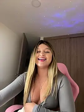 Snapshot of lunablossom_ chatting on 03/07/25, 12:58 lunablossom online show from 03/07/25, 12:58