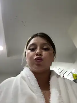 Snapshot of lunablossom_ chatting on 03/13/25, 05:11 lunablossom online show from 03/13/25, 05:11