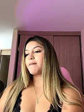 lunablossom  online show from 10/23/25, 06:50