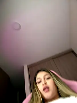 lunablossom  online show from 11/05/25, 12:21