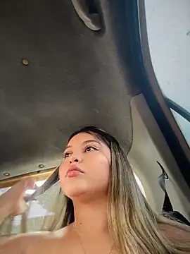 lunablossom  online show from 04/15/26, 07:43