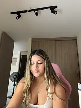 lunablossom  online show from 04/16/26, 09:39