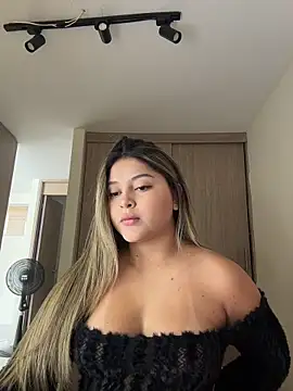 lunablossom  online show from 04/23/26, 07:27