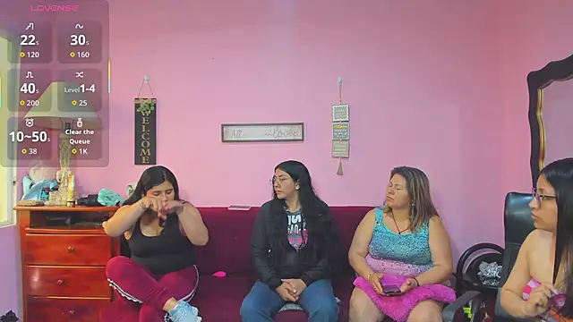 Snapshot of lesbiancuple chatting on 11/12/25, 01:11 lesbiancuple online show from 11/12/25, 01:11